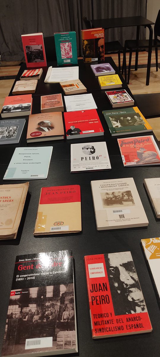 ercmataro's tweet image. Avui hem homenatjat Joan Peiró i Belis i als afusellats a Paterna el 1942, al Pati del Cafè Nou.

Un vespre ple de memòria, dignitat i compromís antifeixista, amb lectura de textos de Peiró, música en directe, demostració de vidre bufat i encesa del monument.