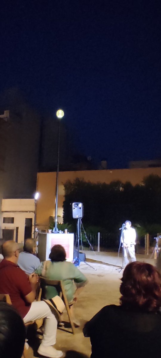 ercmataro's tweet image. Avui hem homenatjat Joan Peiró i Belis i als afusellats a Paterna el 1942, al Pati del Cafè Nou.

Un vespre ple de memòria, dignitat i compromís antifeixista, amb lectura de textos de Peiró, música en directe, demostració de vidre bufat i encesa del monument.