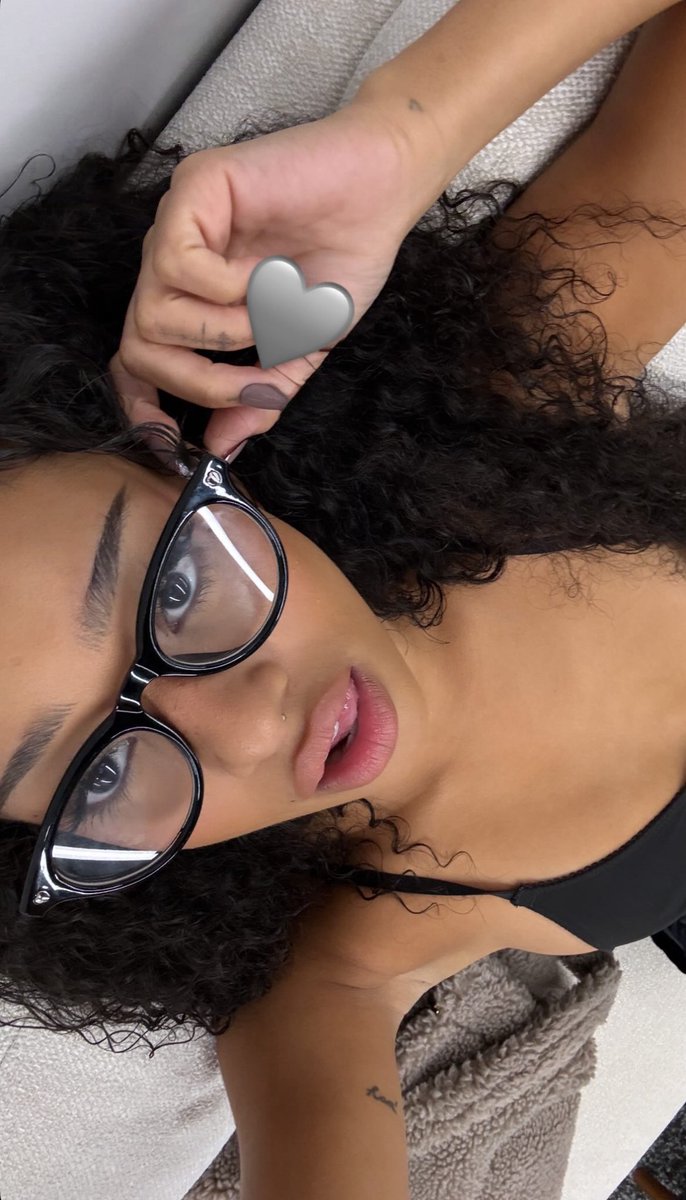 katzcrave's tweet image. Manon looking supercalifragilisticexpialidocious in new photo that leaves eyekons bamboozled and unsure how to proceed with life.