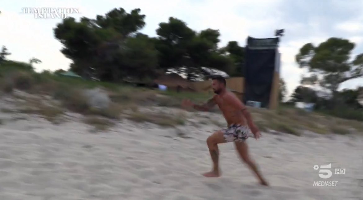 Righetto01's tweet photo. Frame del nuovo film contemporaneo dal titolo Tribuna Posillipo #TemptationIsland https://t.co/vYCTM43SZH