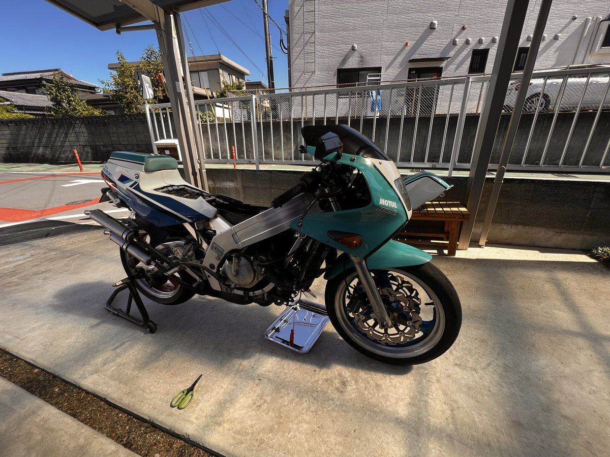 t_dragon___'s tweet photo. スズキのスペシャリストから点検。

色々と…え？、お？

改善できるとこは改善してもらい

フロントフォークはオイル漏れ…オーバーホールせやんな

ただエンジンは好調と救いが。

課題をクリアしていかなげれば。

#vj21
#rgv
#ガンマ
#ツースト https://t.co/kbGBUoykPQ