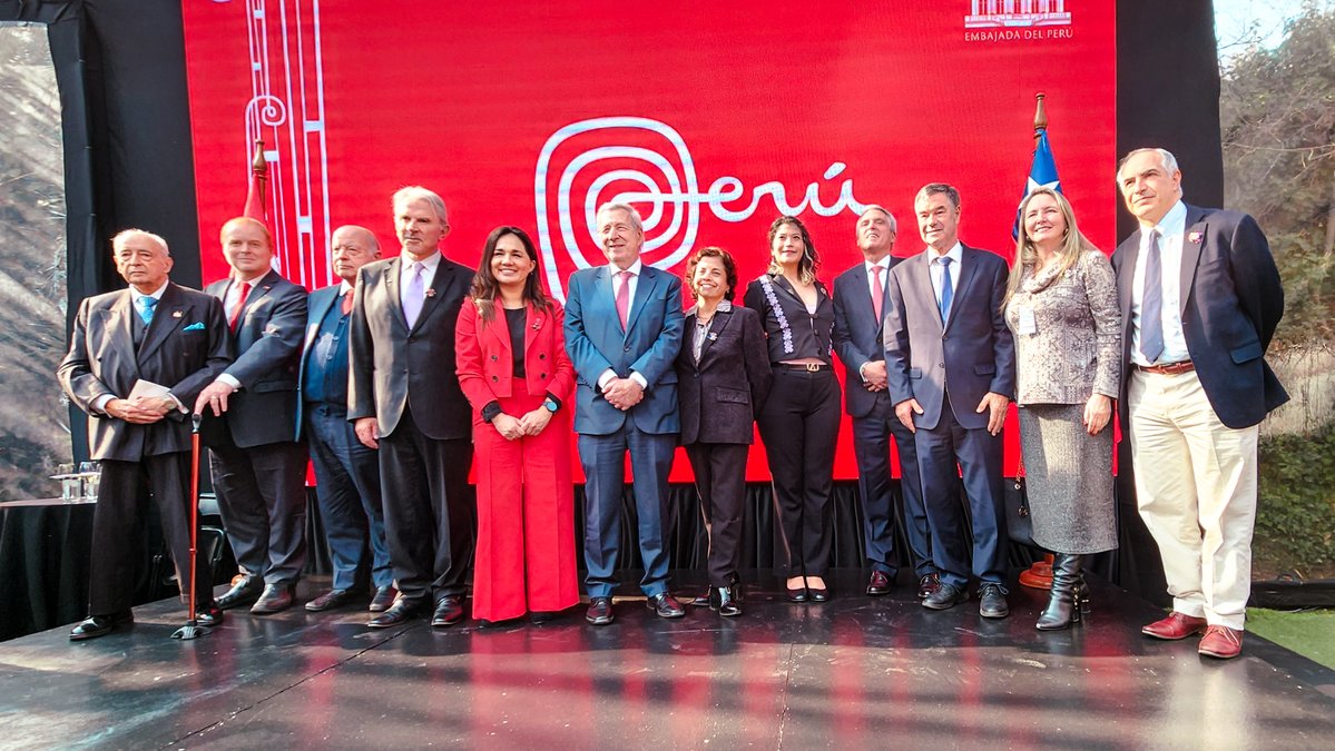 Minrel_Chile's tweet image. El canciller Alberto van Klaveren y la subsecretaria Gloria de la Fuente formaron parte de la conmemoración del 204° aniversario de la Independencia del Perú. La actividad permitió destacar los lazos bilaterales, el impulso a la interconexión energética y el comercio. 🇨🇱🤝🇵🇪