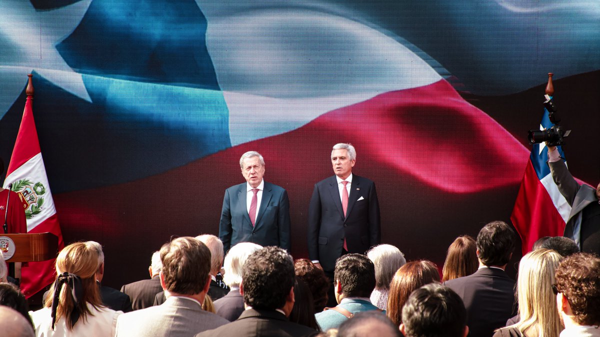Minrel_Chile's tweet image. El canciller Alberto van Klaveren y la subsecretaria Gloria de la Fuente formaron parte de la conmemoración del 204° aniversario de la Independencia del Perú. La actividad permitió destacar los lazos bilaterales, el impulso a la interconexión energética y el comercio. 🇨🇱🤝🇵🇪