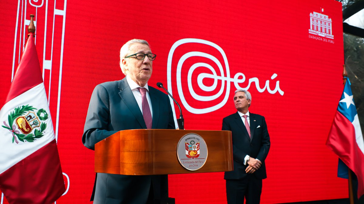Minrel_Chile's tweet image. El canciller Alberto van Klaveren y la subsecretaria Gloria de la Fuente formaron parte de la conmemoración del 204° aniversario de la Independencia del Perú. La actividad permitió destacar los lazos bilaterales, el impulso a la interconexión energética y el comercio. 🇨🇱🤝🇵🇪