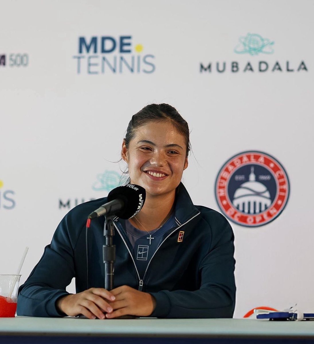BritishTennisUp's tweet image. All smiles for Emma Raducanu🇬🇧 in her post match press conference😊🙌🏼
📸@RaducanuNews