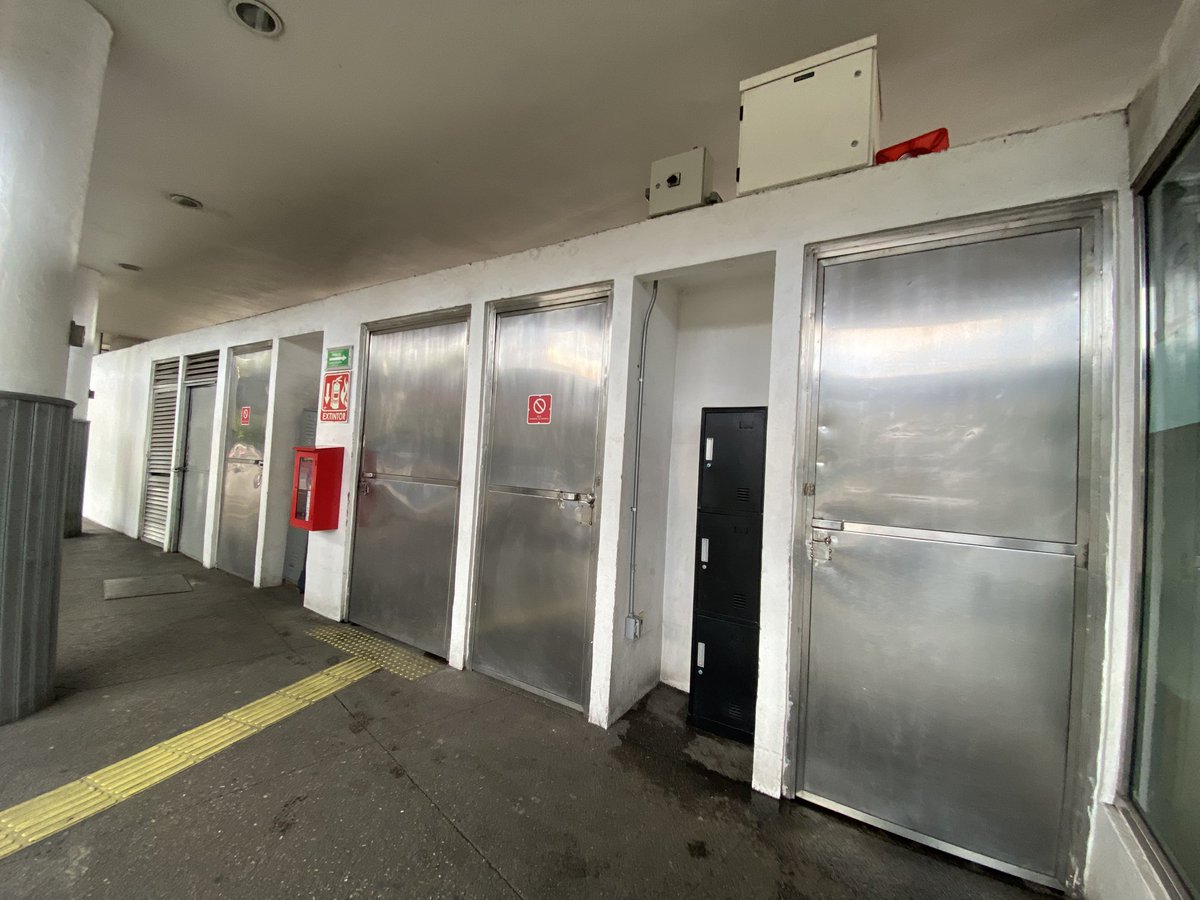 elcactustriste's tweet photo. @MetrobusCDMX deberían señalizar cuáles son los baños en la estación Buenavista, al preguntarle a todo el personal de estación (policía, personal de limpieza, módulo de atención) solo me decían “es allá” sin especificar qué puerta, más fácil una señora me indicó cuál era https://t.co/U4rIgbkVOT