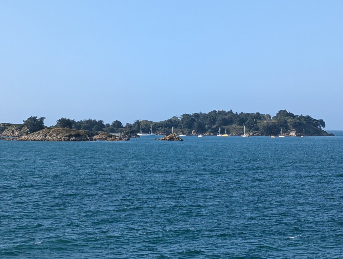 #Bretagne Un peu d'histoire en vacances: le 19 juin 1940, Pierre Koenig et six compagnons embarquent pour l'Angleterre, dans les environs des Ébihens (S. Jacut de la Mer).