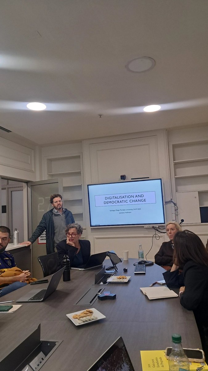 Odesigualdades's tweet image. 👉 Comenzando el Coloquio doctoral “Ultraderechas y democracia digital” con la académica Jeanette Hofmann.