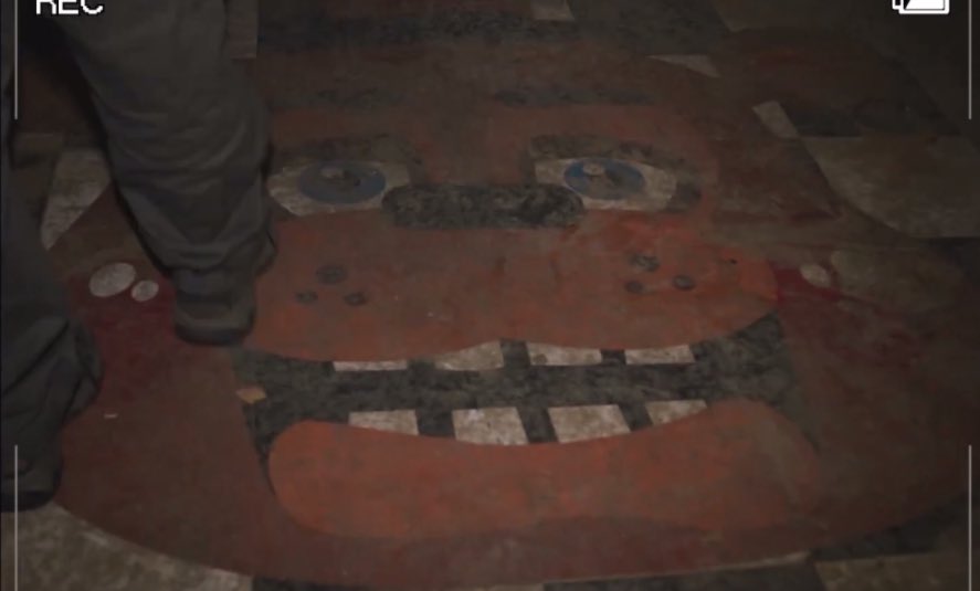 Minhkerm12's tweet image. So, this is the first time we see "VHS Tapes" in the Fnaf universe! And precisely in the movies, I found it incredible! What did you think of this?