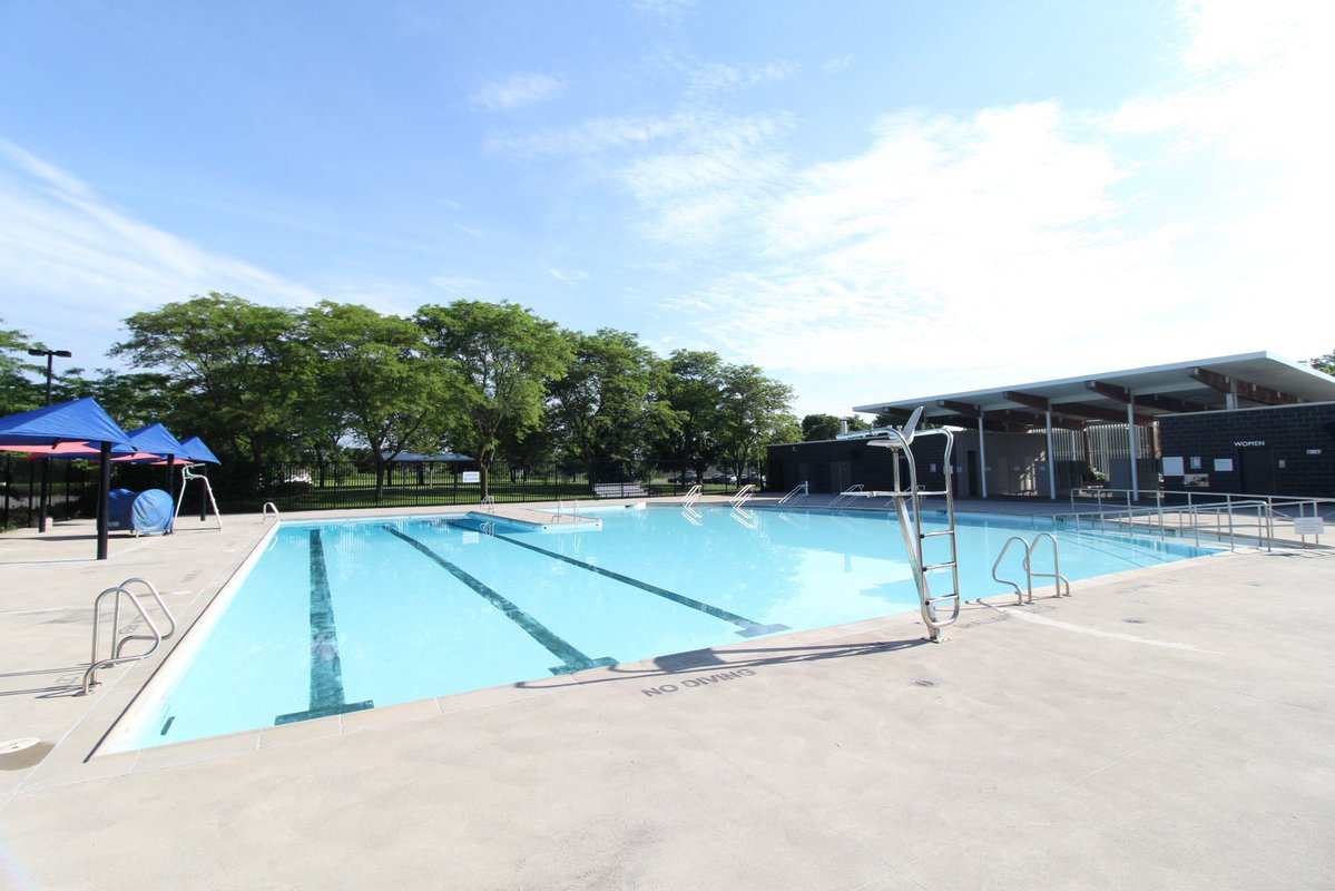 TownOfAjax's tweet image. #TOA has many ways to help #BeatTheHeat:
- Recreation facilities and libraries are open as cooling centres during operating hours.
- Head over to one of our pools like the Ajax Memorial Outdoor Pool.
- Cool off at one of our six splash pads!
Learn more at…