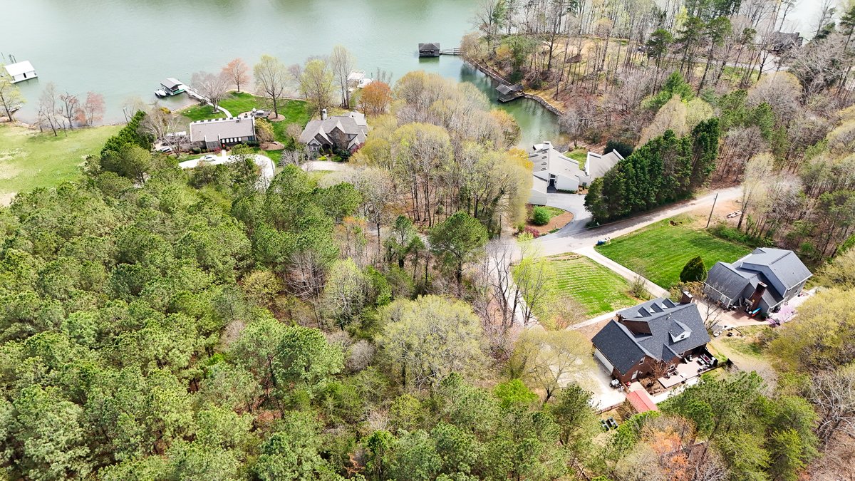 nhblueskies's tweet image. 🌊 Active Listing! 1st St NE #6, Hickory, NC. This 0.84-acre water-view lot is just across from Lake Hickory homes, offering incredible views. Build your dream home with NO HOA! 
#LakeHickory #WaterView #HickoryNC #NoHOA
📞828.330.6088
🌐 nexthomeblueskies.com