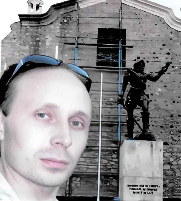 halconada's tweet image. "Selfie", inédita hasta hoy, del espía ruso en Córdoba, junto a la estatua del fundador de la ciudad, Jerónimo Luis de Cabrera, detrás de la Catedral. La sacó en 2009, cuando iniciaba su misión secreta entre nosotros, que duró más de una década. ¡Nos vemos el sábado, a las 19hs!