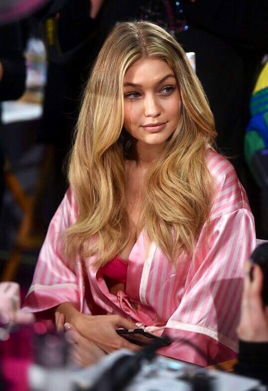 hadidcraves's tweet image. gigi hadid is so effortlessly pretty.