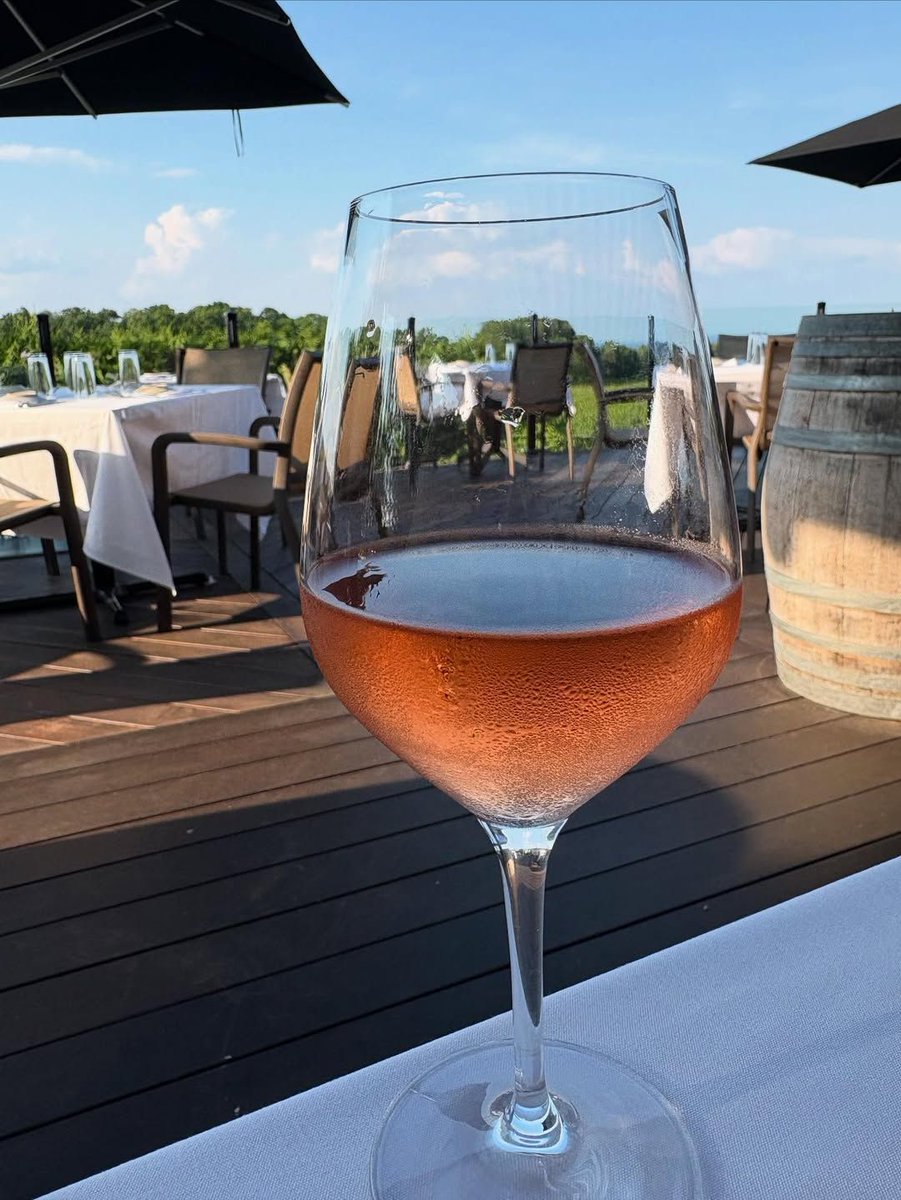 Want to know our best-kept secret about getting through the work week? 🤫

Treating ourselves to a glass of wine on the patio after! 🍷🍃

Join us for live soft jazz at The Restaurant this Friday evening. 🎺

📸: firstclass_001 (IG)
