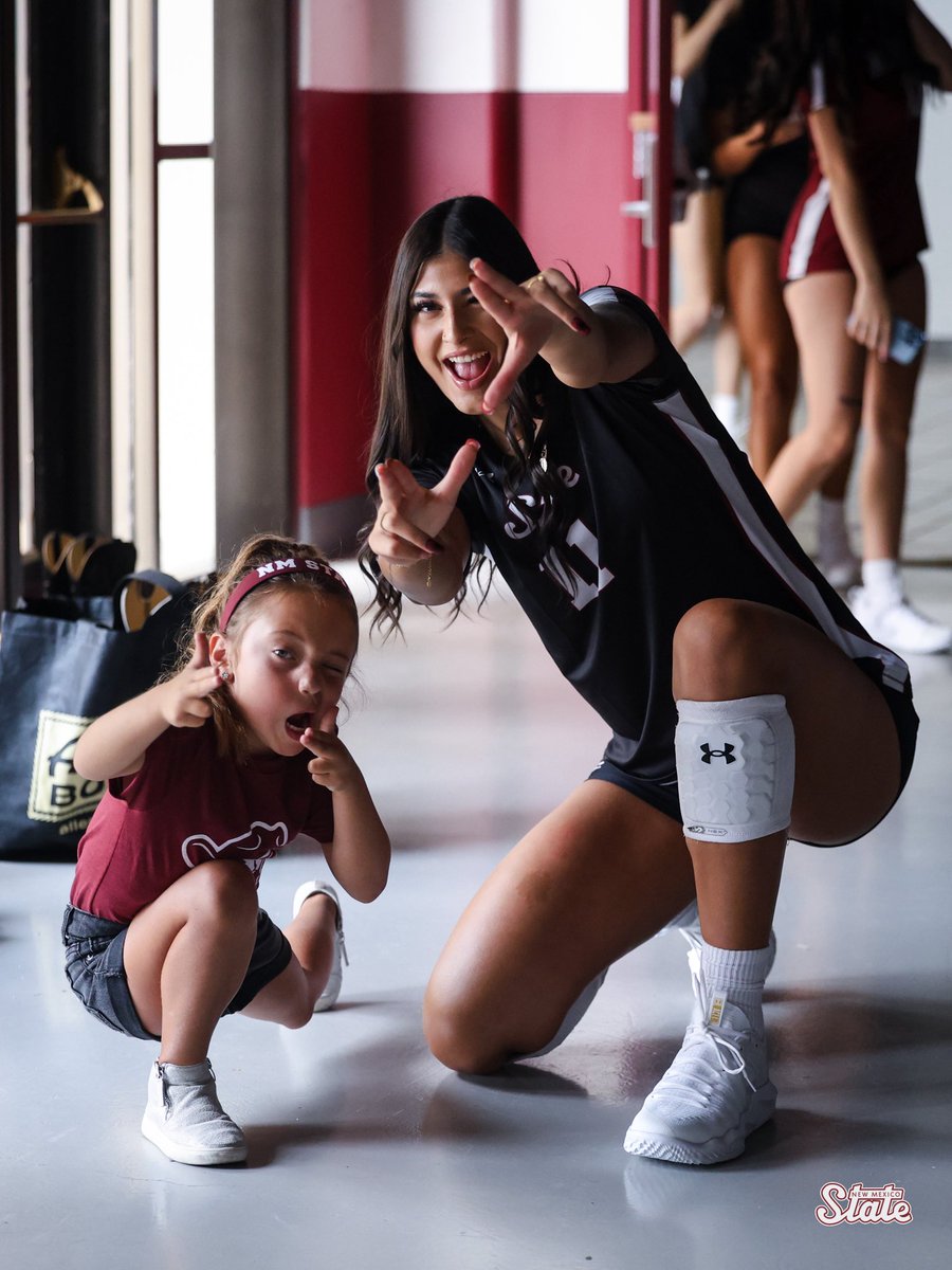 NMStateVBall's tweet image. Had a little extra help at Media Day from our newest friend Lynnon ๐คญ
Coach Chelseaโs daughter, also affectionately called โLemonโ has been a wonderful addition to the group this summer ๐ซถ
#AggieUp