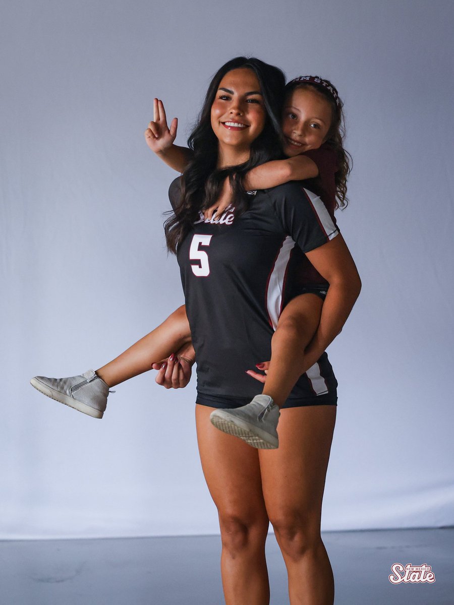 NMStateVBall's tweet image. Had a little extra help at Media Day from our newest friend Lynnon ๐คญ
Coach Chelseaโs daughter, also affectionately called โLemonโ has been a wonderful addition to the group this summer ๐ซถ
#AggieUp