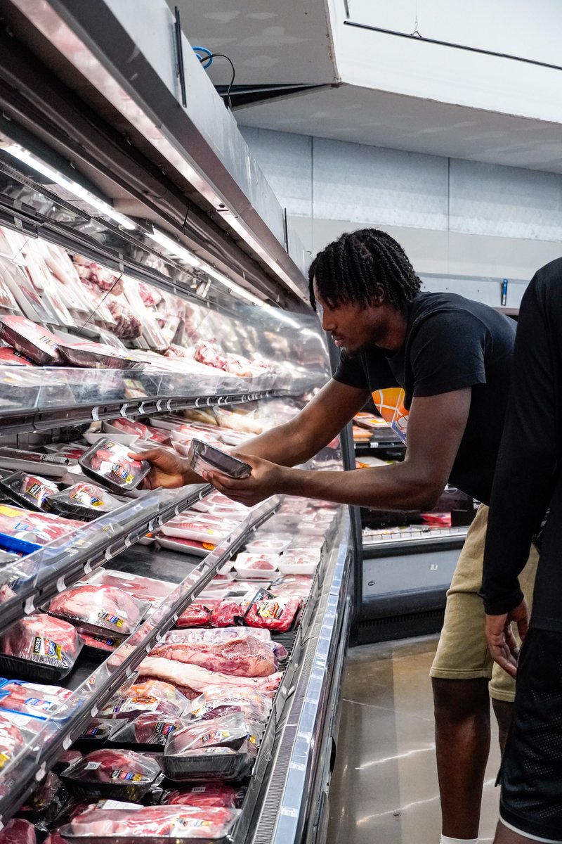 MeanGreenMBB's tweet image. Fueling up for a long season ⛽️
Thank you team nutritionist Miranda Smith for taking our team on a grocery store run and educating our guys on how to be healthy and fueled!
#GMG