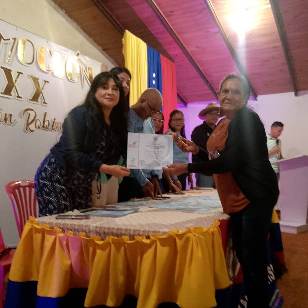 Robinsonmonaga2's tweet photo. Desde el Municipio Caripe se llevó a cabo la XX graduación de la Misión Robinson donde 98 patriotas de lis diferentes  circuitos comunales Recibieron sus certificados de 6To grado bajo la dirección de autoridades Educativas.
#Misiónrobinson22años 
@NicolasMaduro https://t.co/nB3mmul3tj