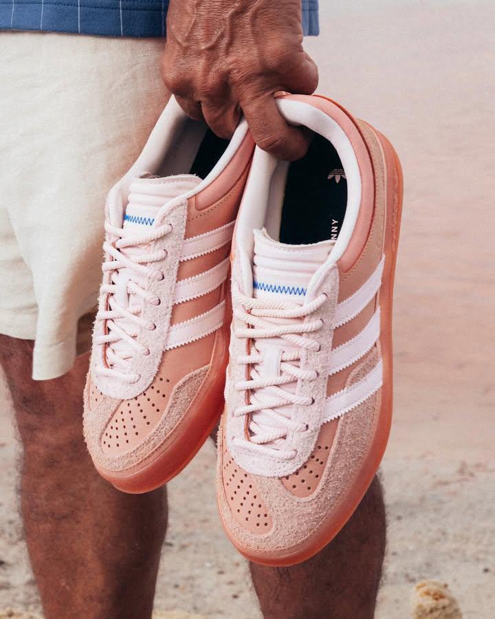 LaceLounge's tweet image. Bad Bunny’s new adidas Gazelle “Cabo Rojo” drops July 26 🇵🇷🐰 
Inspired by Puerto Rico’s iconic pink salt flats and coastal beauty. A tribute to the island’s vibrant culture.
#BadBunny #adidasGazelle #CaboRojo #PuertoRico #SneakerDrop #SneakerNews #Streetwear #adidasOriginals…