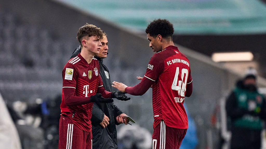 #PSV Target Paul Wanner was 16 jaar en 15 dagen oud toen hij, in 2022, de jongste debutant ooit bij #BayernMunchen werd. Hij verving toen een oude bekende, die hij deze zomer zomaar eens opnieuw zou kunnen gaan vervangen… 👀