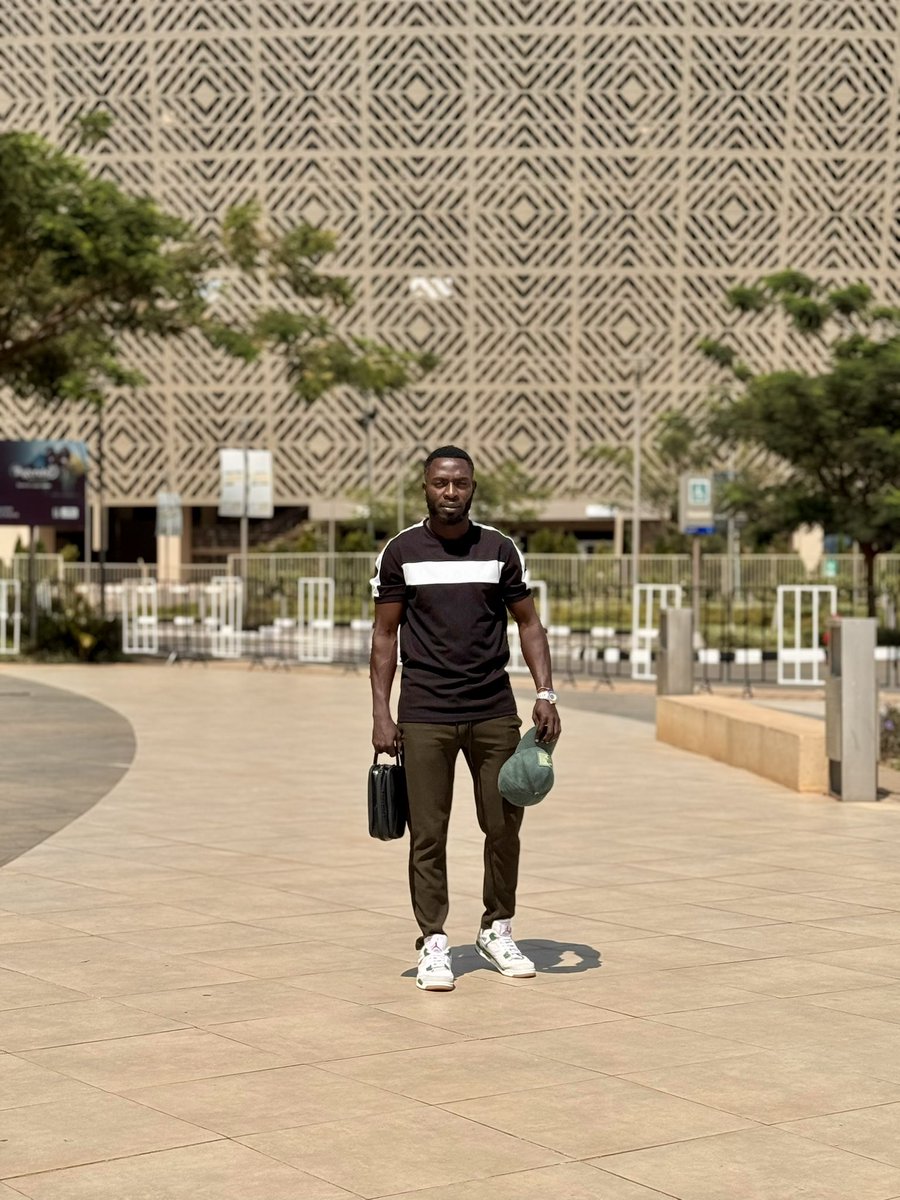 MatteOwenAsaba1's tweet image. While some entered the world today, others took their final breath.
And here I am, celebrating another year of life.
Who am I really? So thankful to God.
Happy birthday to me.🎉🙏