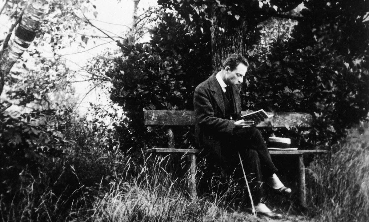 Theholypeace_'s tweet image. "Belki de bizi korkutan her şey, özünde, sevgimizi isteyen çaresiz bir şeydir."
~Rainer Maria Rilke