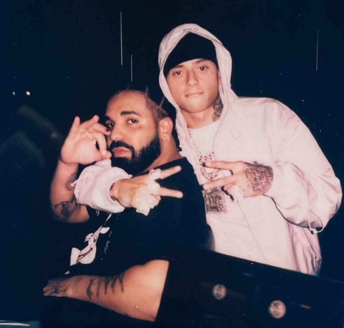 DRAKE &amp; CENTRAL CEE 

Un featuring entre les 2 artistes sortira dans la nuit... 👀

           "WHICH ONE"

📅: sortie à 3h00 du matin