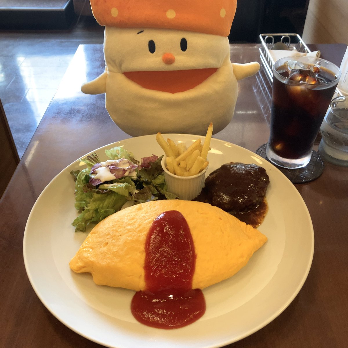 orendikun's tweet image. おっ昼〜は、オムライスとハンバーグプレート🥚
ご飯メッチャむぎゅってインされてて、プチボリューミー✨
お腹ぱんちくりんだけど、デザートにカキ氷食べ行っちゃおっかな〜🍧
( *´艸`)
#ランチもモリモリ