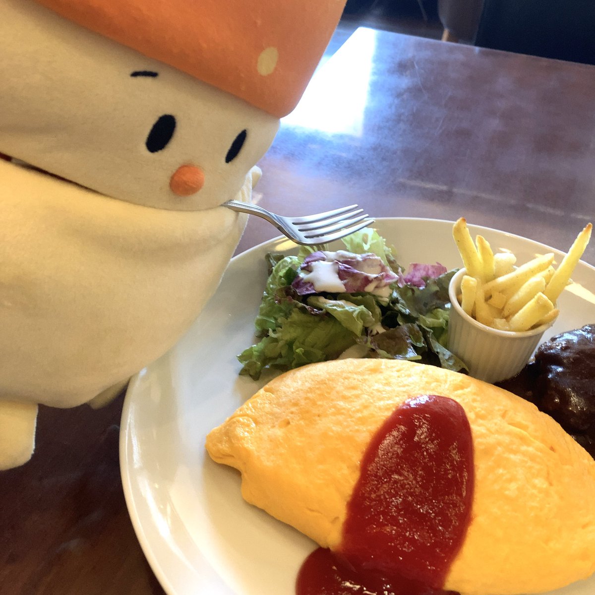 orendikun's tweet image. おっ昼〜は、オムライスとハンバーグプレート🥚
ご飯メッチャむぎゅってインされてて、プチボリューミー✨
お腹ぱんちくりんだけど、デザートにカキ氷食べ行っちゃおっかな〜🍧
( *´艸`)
#ランチもモリモリ