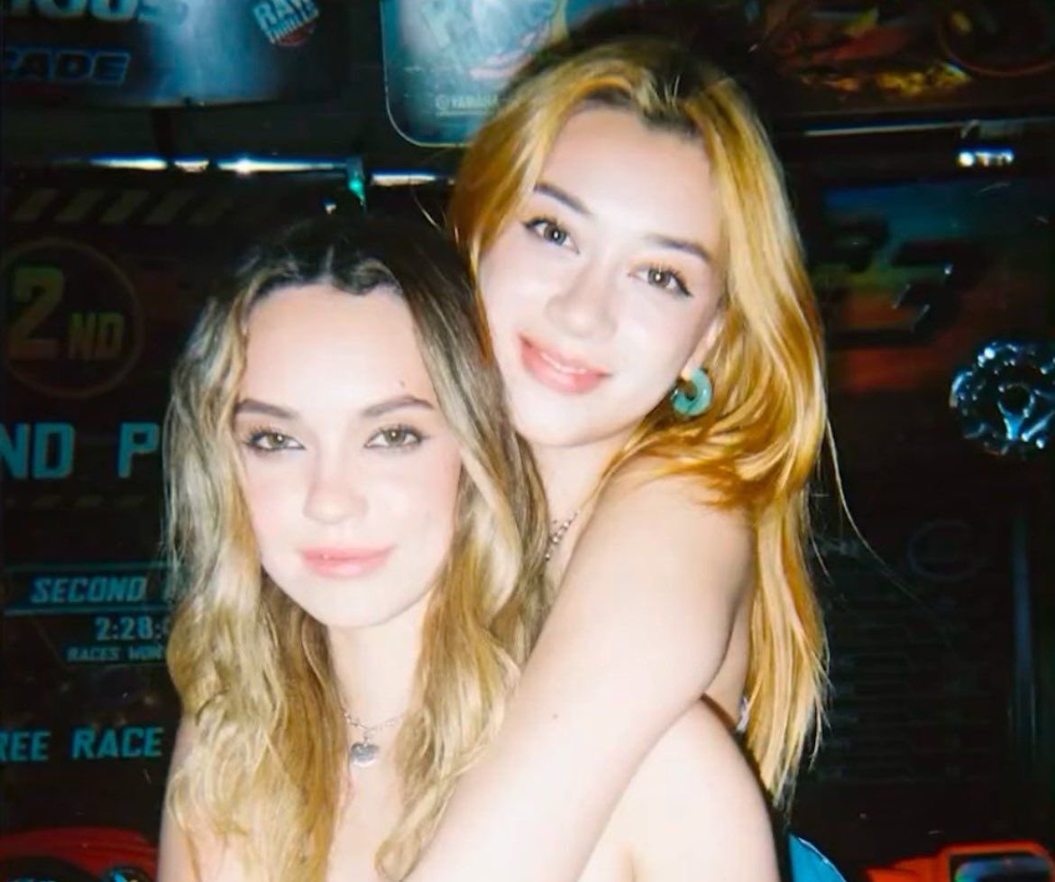 glphie's tweet image. .@gelphiecore feliz aniversário lau!!! vc é tao especial e genuína, ter a sua amizade é real um presente e eu sou muito grata por cada momento com você. que vc continue sempre enchendo os lugares de carisma e amor. te desejo todo o carinho do mundo! te amo te amo te amo 🩷💜