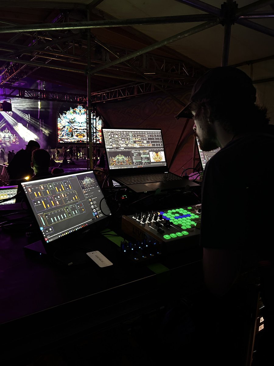 CronusProject's tweet image. Secret dreams 2025 @benjirobotmusic b2b w @SmudgeVisuals