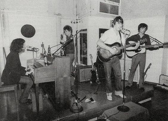 49 years ago - #knowyourroots

Patti Smith, Lou Reed, John Cale and David Byrne at the Ocean Club in NYC, July 1976.

Photo by Bob Gruen

#punk #punks #punkrock #punklegends #history #punkrockhistory