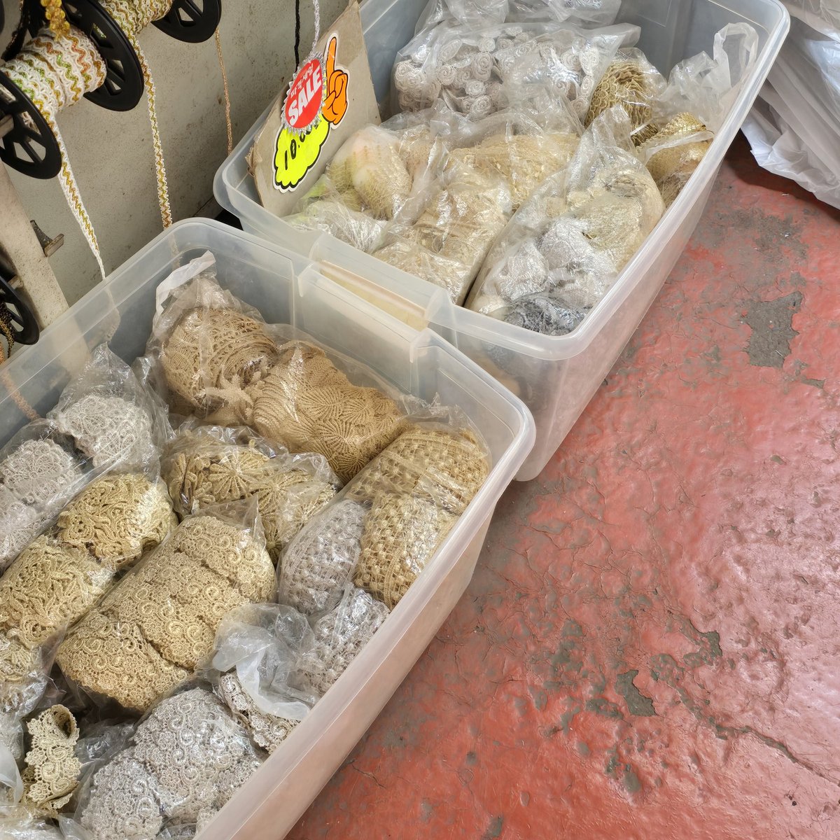 레이스 사러 왔다가 소식을 들었는데요.
동대문 B동 1477호 레스피아에서 잔뜩 싸게 판매하는 레이스들이 있다는 소식! 혹시 필요하신 분들은 들러서 구경해보시는 것도 좋겠습니다&gt;///&lt;
보빈 째 사도 이천원 밖에 안한대요 대박😯