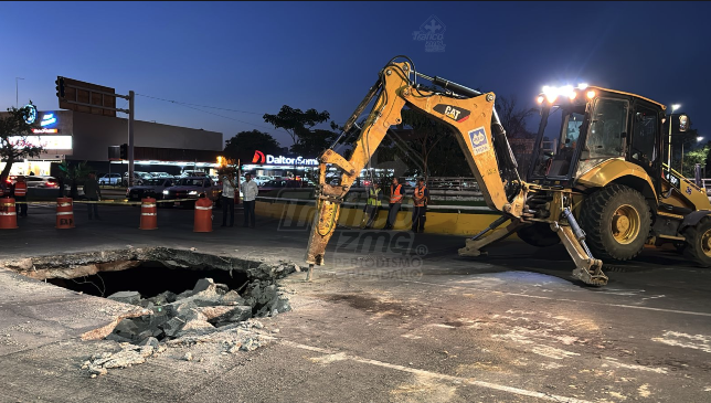 Trafico_ZMG's tweet photo. Toma precauciones al circular sobre la glorieta de las avenidas López Mateos y La Calma, personal de SIAPA, Obras públicas de Zapopan y de la Policía Vial, mantienen cerrada la circulación, ya que derivado a una fuga de agua comenzó a formarse un pequeño socavón que al paso de las horas comenzó a crecer #TraficoZMGPeriodismoCiudadano