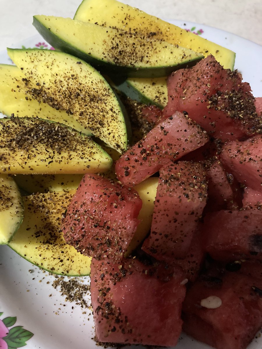fj_grija's tweet image. Partí una sandía y unos mangos verdes 🤤🤤🤤😋😋😋