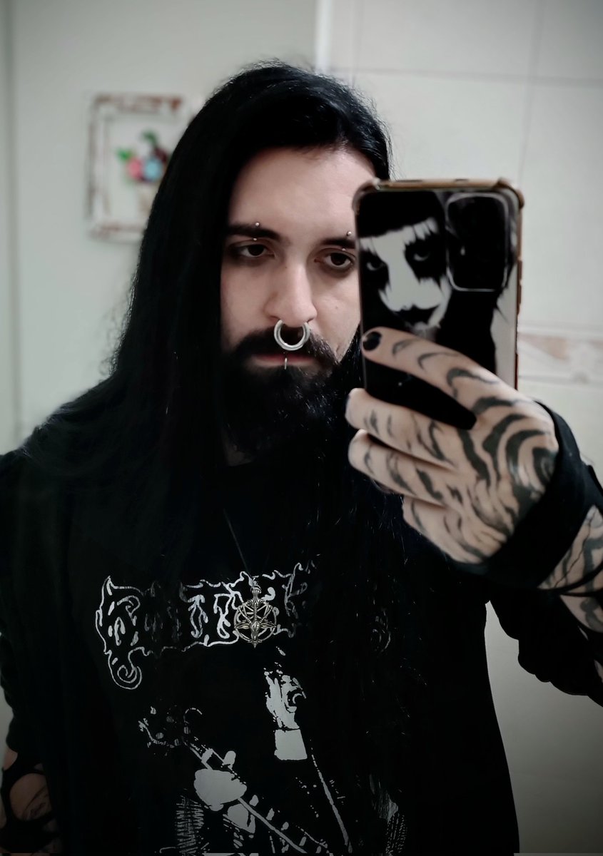 deadkruszynski's tweet image. Lookinho de hoje, maquiagem de hoje, aquela que fica parecendo a de ontem que tirou mal, dissection + capinha de lei