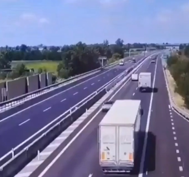gbbbsjp's tweet image. 【イタリア】高速道路に小型機墜落　2人死亡、2人負傷 - re-file.com/43/4107/