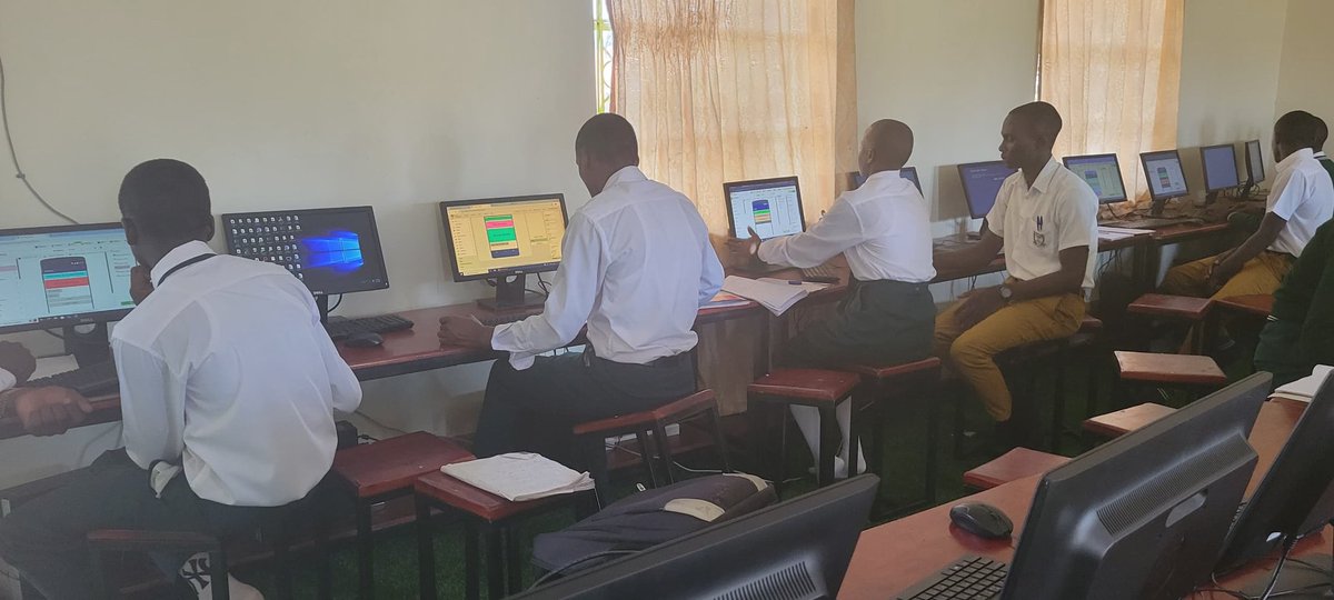 SharebilityUg's tweet image. Yesterday : At Namakwa High School-Mukono,  for the Second Mentorship visit in preparation for the upcoming #EdifyEdtech Exhibition.  Students fully utilizing the powerful computer lab facility to innovative  problem solving apps  using Code. #Sharebilityedutech
