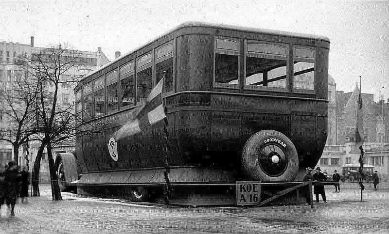 RjNol's tweet image. The year was 1927.
This enormous Goodyear bus was displayed at the Helsinki Motor Show. Because, like high doors and roofs in the past, this kind of thing was common.
Since there was no internet or cell phones, we had to invent something to pass the time.