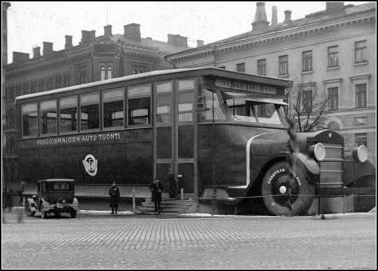 RjNol's tweet image. The year was 1927.
This enormous Goodyear bus was displayed at the Helsinki Motor Show. Because, like high doors and roofs in the past, this kind of thing was common.
Since there was no internet or cell phones, we had to invent something to pass the time.