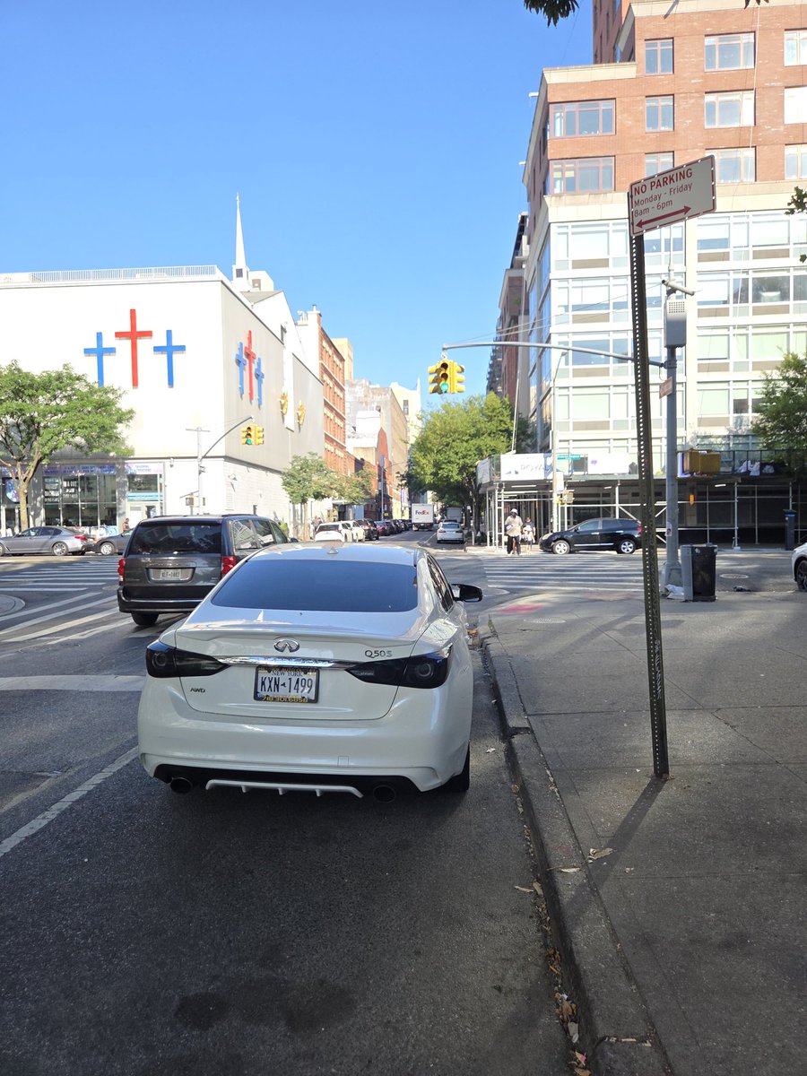 placardabuse's tweet image. This car with an expired @nysdmv safety inspection and its front plate illegally removed was misusing a @NYPDnews placard to park illegally outside of a self enforcement zone.
#PlacardCorruption.
Lots of corruption.