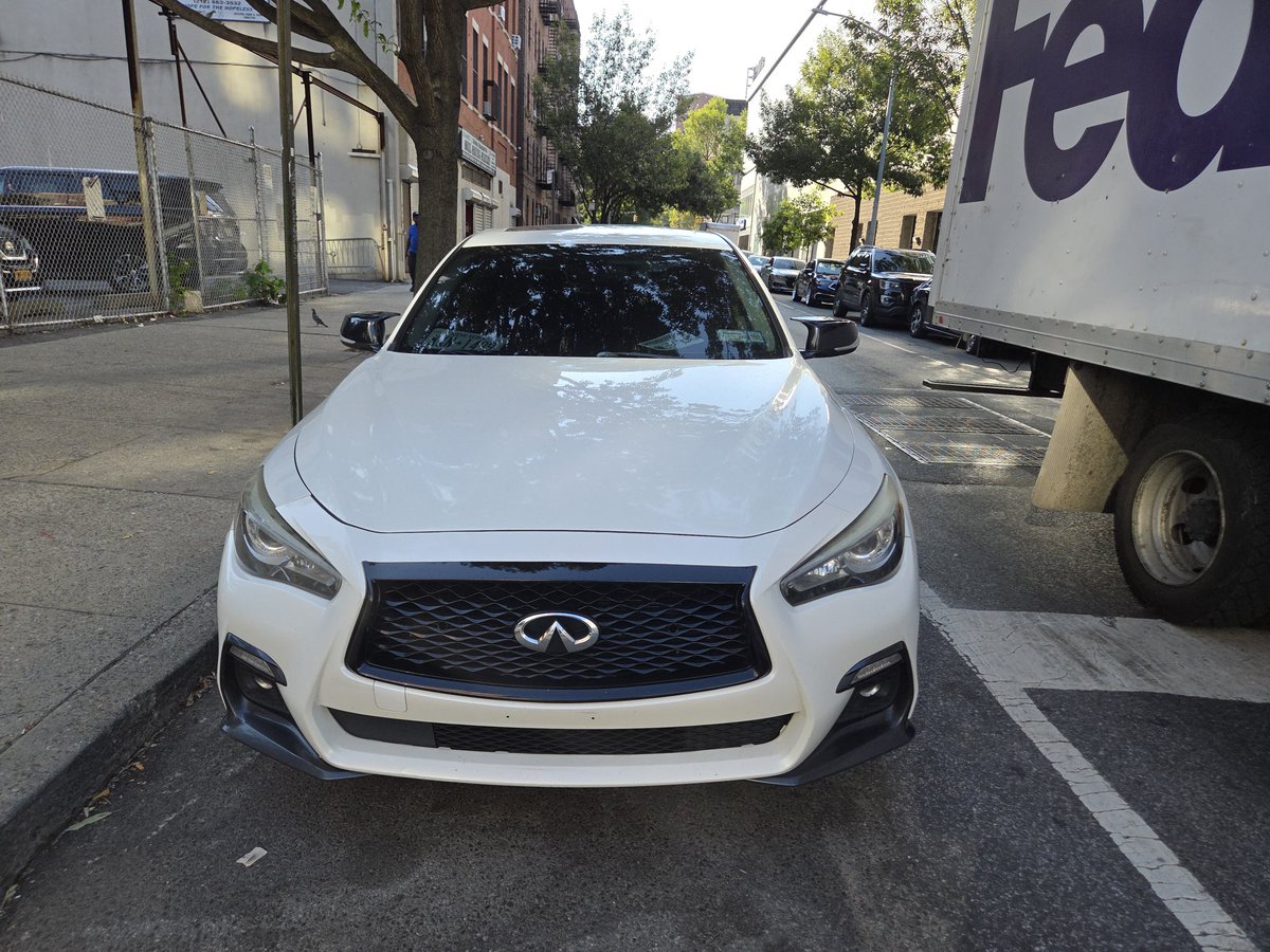 placardabuse's tweet image. This car with an expired @nysdmv safety inspection and its front plate illegally removed was misusing a @NYPDnews placard to park illegally outside of a self enforcement zone.
#PlacardCorruption.
Lots of corruption.