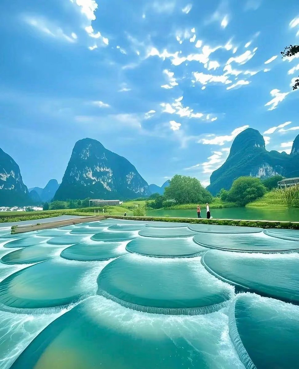 鱼鳞坝：水流层叠形成如鱼鳞般景象