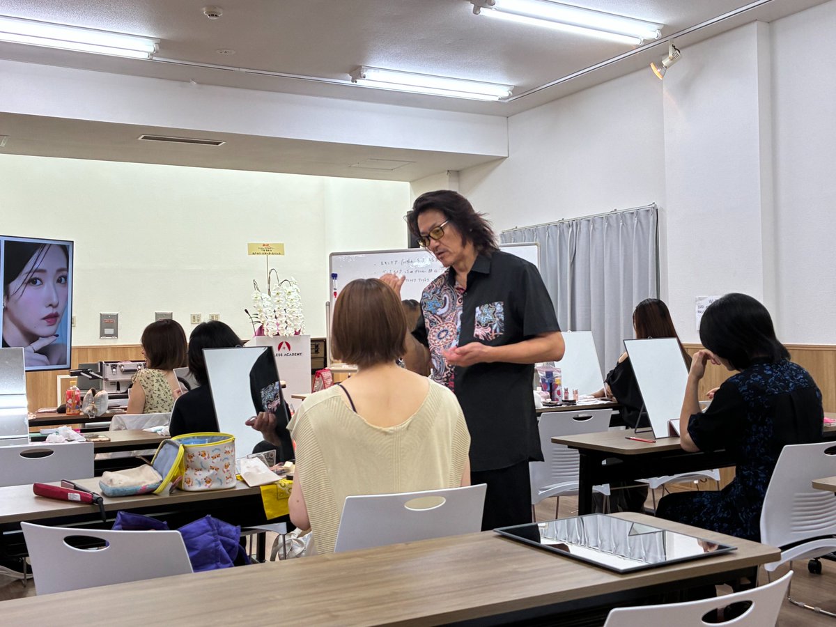 endlessacademy's tweet image. 先日、夏の特別講座
『韓国・中華メイク講座』を開催いたしました💄

それぞれのメイクを体験し、違いを楽しんだり
自分の顔のパーツを活かすメイク法を教えていただき
とても有意義な講座となりました✨

メイク後の撮影タイムでは、スタジオ内に
可愛い〜〜！の声がたくさん飛び交っていました！…