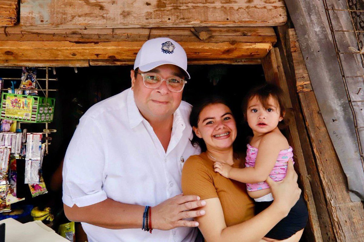 JorgeAldanaB's tweet image. Mientras supervisamos obras en Comayagüela, lo más importante es escuchar al pueblo, casa por casa, atendiendo las necesidades e inquietudes de las y los vecinos de este sector. 🫱🏼🫲🏽
Son el motor que nos mueve: madres, niñas, niños, jóvenes y emprendedores que mueven la economía…