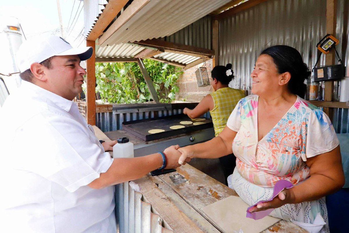 JorgeAldanaB's tweet image. Mientras supervisamos obras en Comayagüela, lo más importante es escuchar al pueblo, casa por casa, atendiendo las necesidades e inquietudes de las y los vecinos de este sector. 🫱🏼🫲🏽
Son el motor que nos mueve: madres, niñas, niños, jóvenes y emprendedores que mueven la economía…