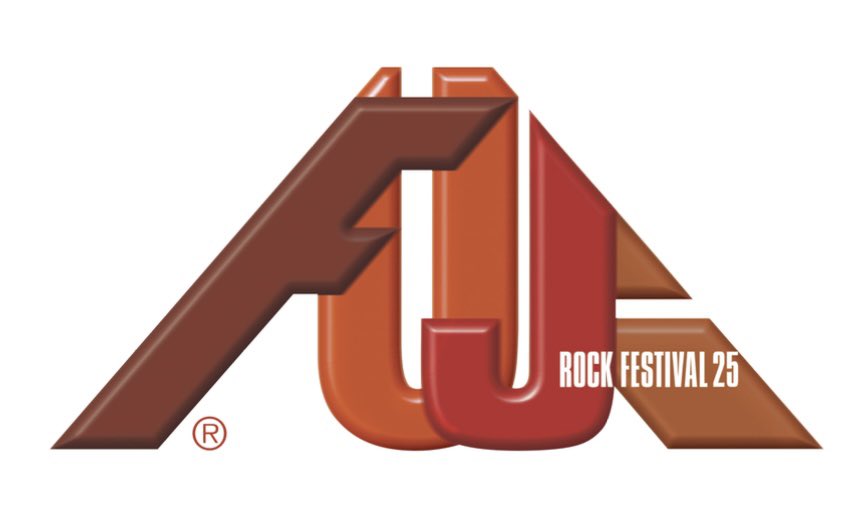 今年もフジロック通訳コーディネーターとして働いております。実はライブの前から。担当するアーティストやスタッフ達と良いライブができるように全力サポート！！苗場で知り合いにバッタリ会えるのもこの仕事の楽しいところ。夫婦それぞれ別の仕事で苗場にいるのも摩訶不思議。