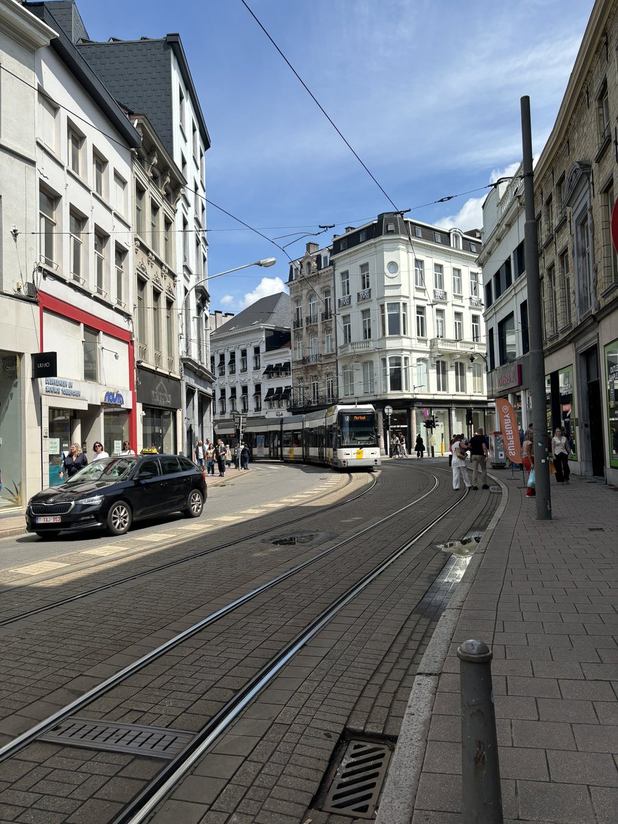 eldora_model's tweet image. アントワープ🇧🇪からおはようございます！
ヨーロピアンな造形物に囲まれ今日も頑張っていきますよ😄