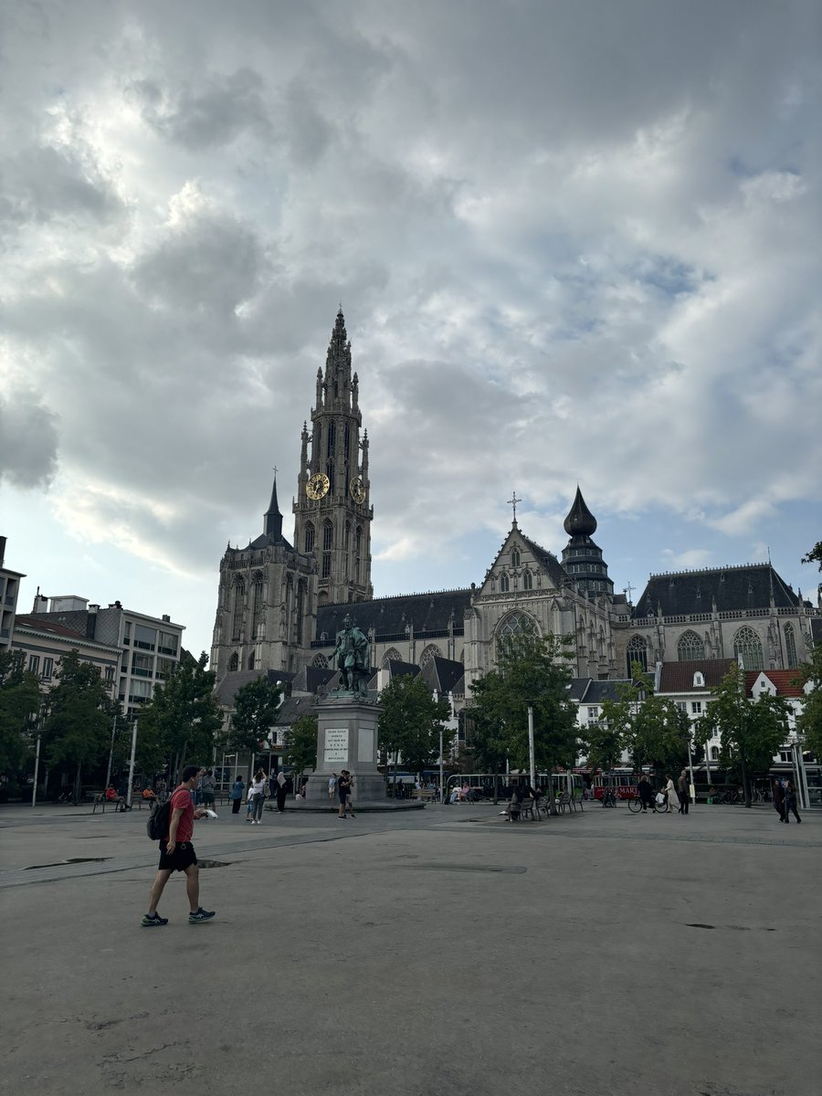 eldora_model's tweet image. アントワープ🇧🇪からおはようございます！
ヨーロピアンな造形物に囲まれ今日も頑張っていきますよ😄