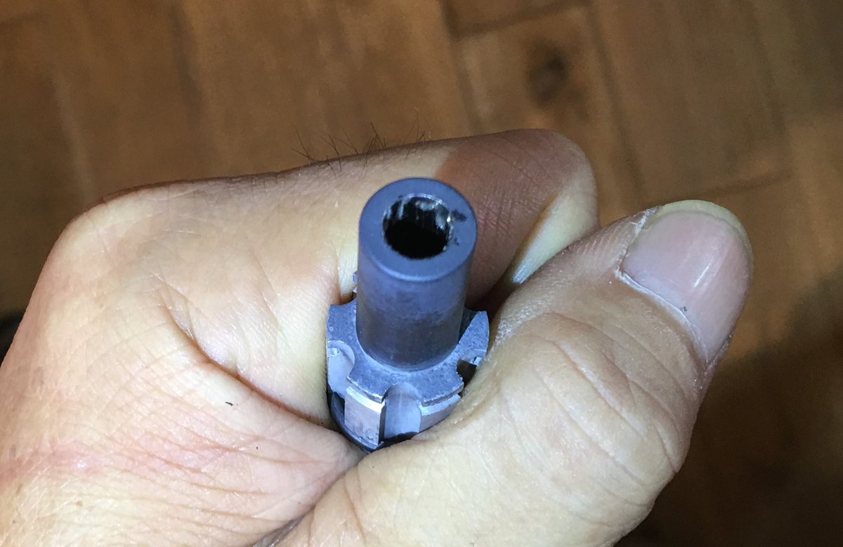 HowaSeiki's tweet image. 最近のエアライフルの多くは、見かけの銃身はシュラウドと呼ばれるカバーで、奥まったところに本当の銃口が存在します。
なので、もし銃口からクリーニングロッドを入れるとしたら、センターを外さないように慎重に入れなければなりません。…